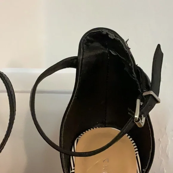 Chinese Laundry Aztec Pattern Stiletto Heel Sandals, Size 9M, Black/White/Multi - Picture 9 of 13